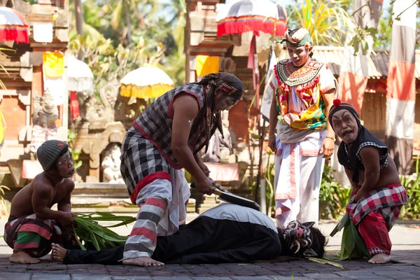 BALI, INDONESIA  APRIL 9: Balinese actors during a classic national Balinese dance barong on April 9, 2012 on Bali, Indonesia. barong is very popular cultural show on Bali. — Stockfoto